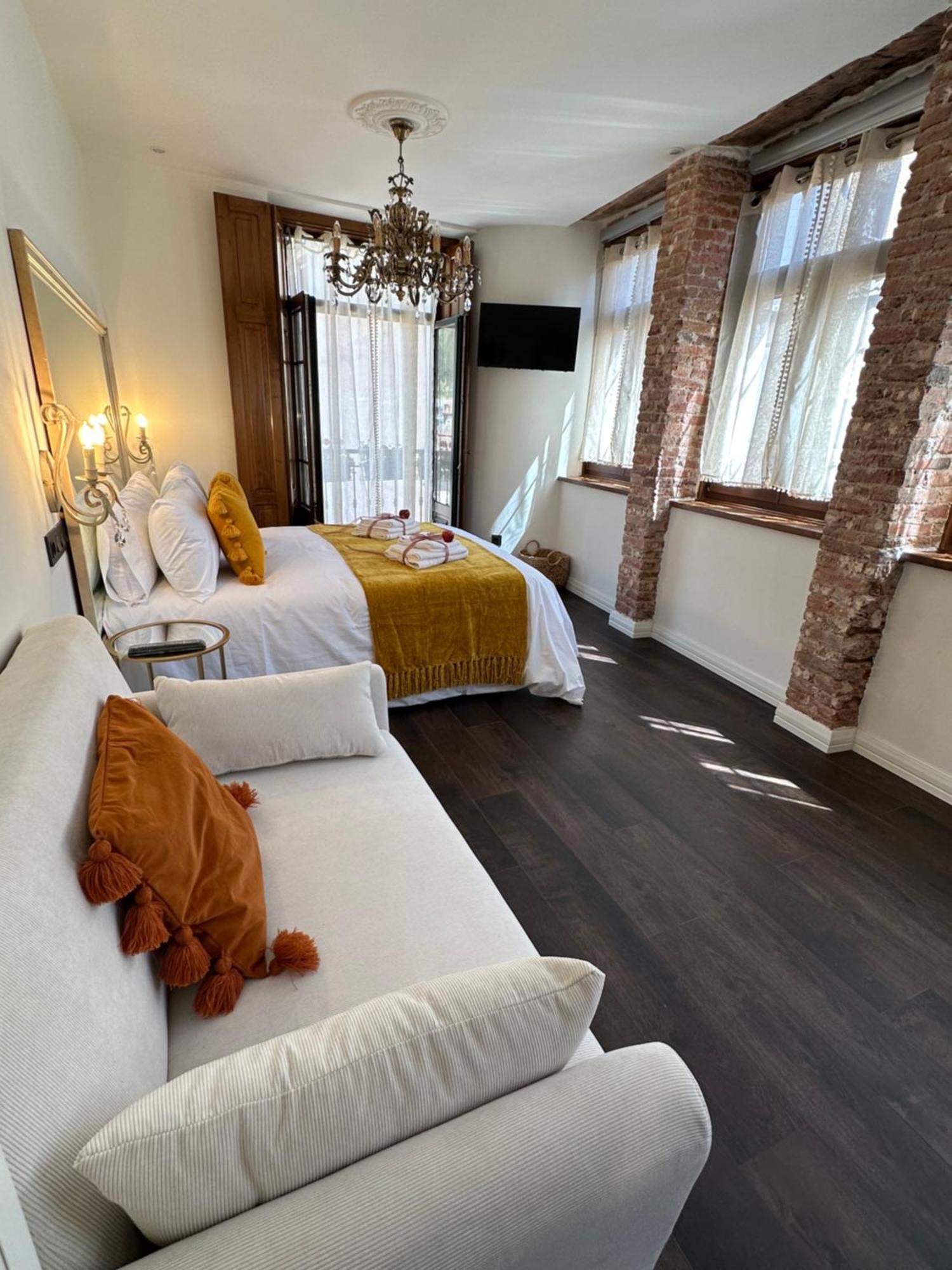 Claren'S Boutique Rooms Cangas De Narcea Exterior photo