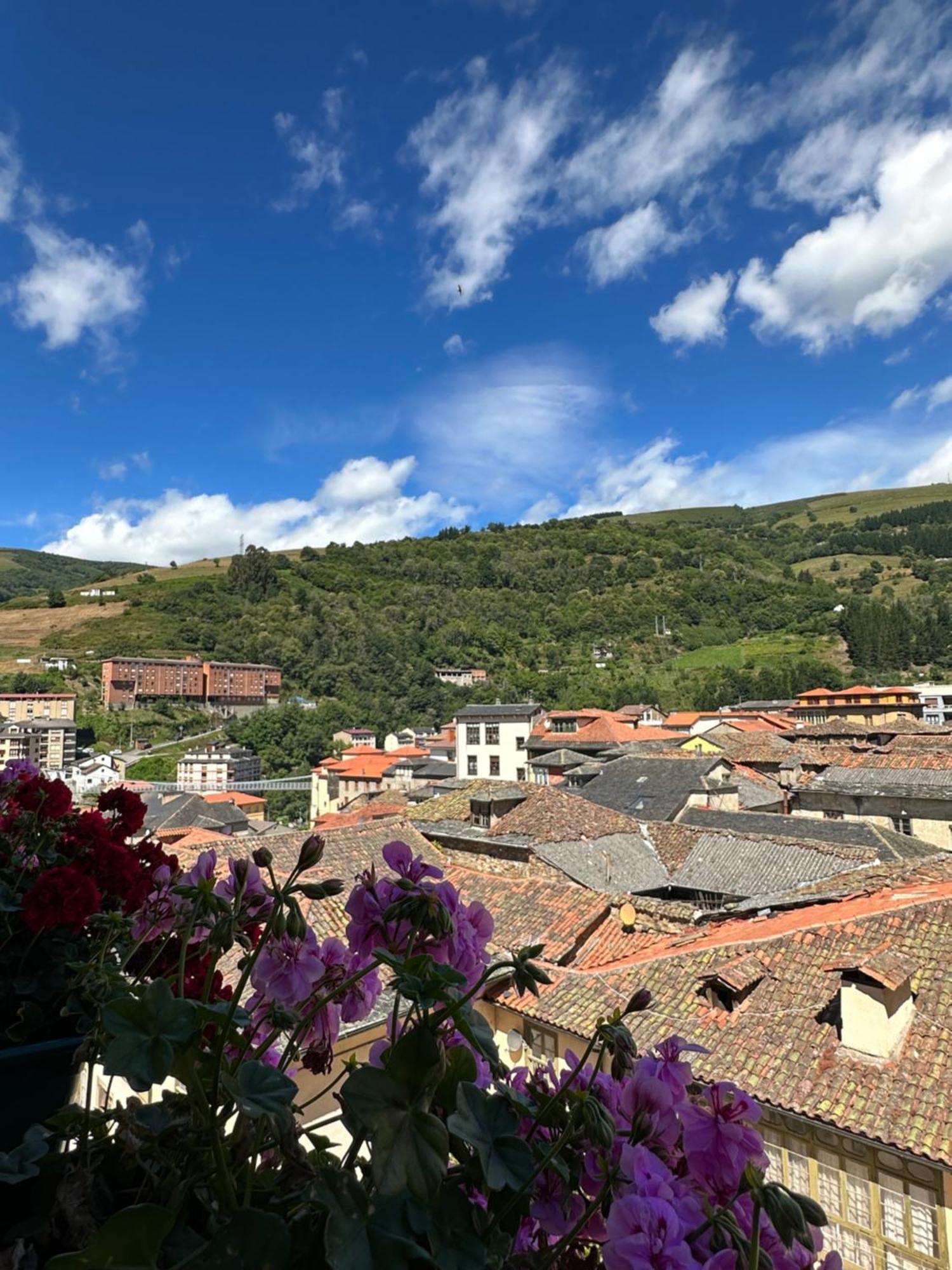 Claren'S Boutique Rooms Cangas De Narcea Exterior photo