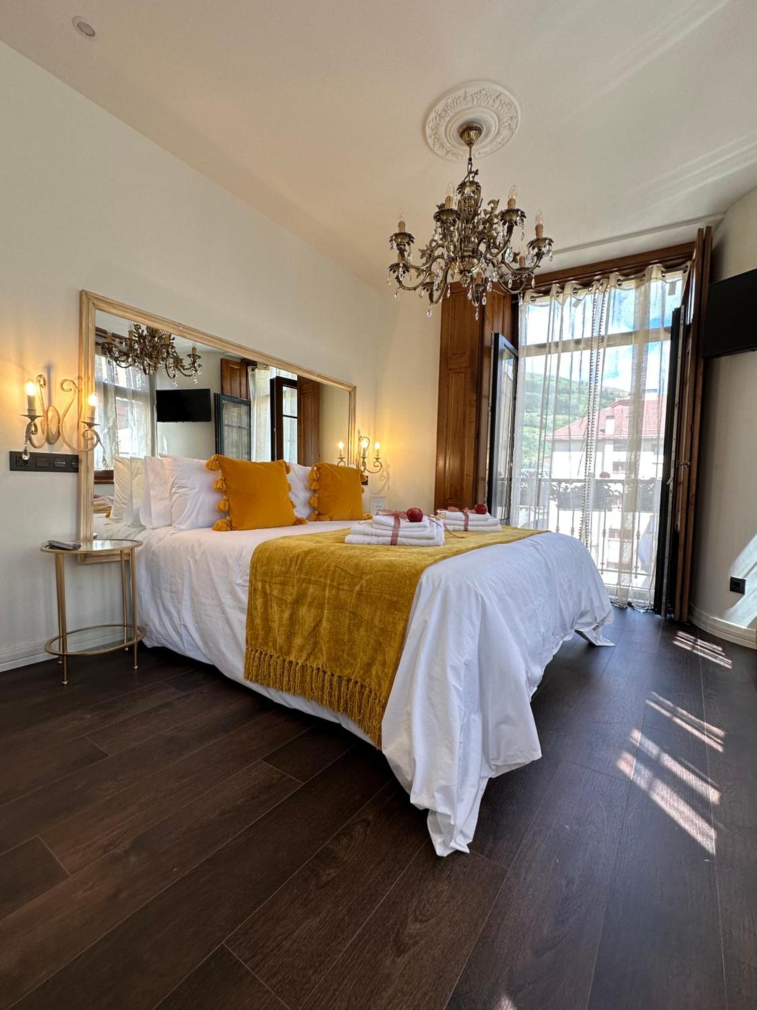 Claren'S Boutique Rooms Cangas De Narcea Exterior photo