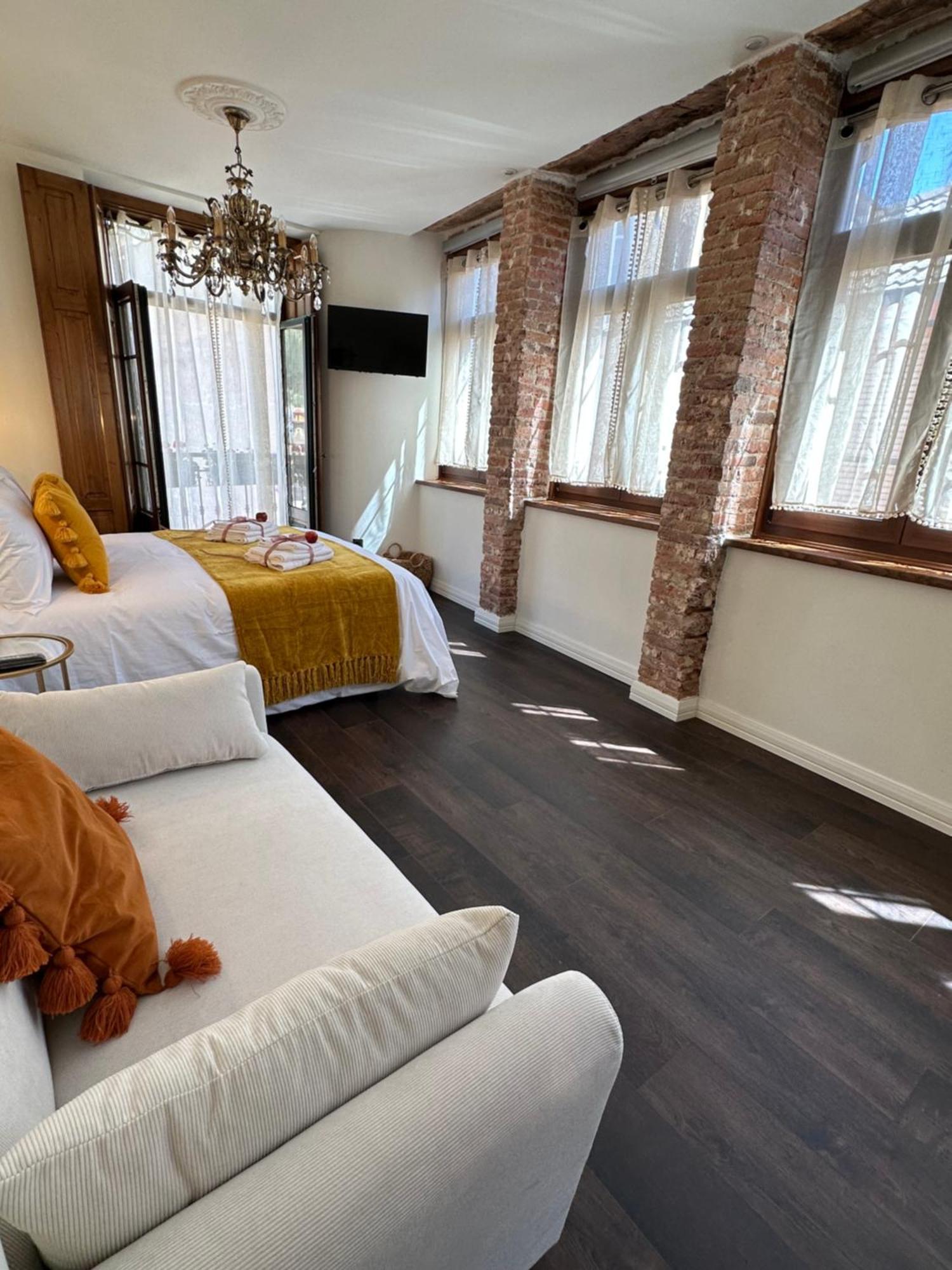 Claren'S Boutique Rooms Cangas De Narcea Exterior photo